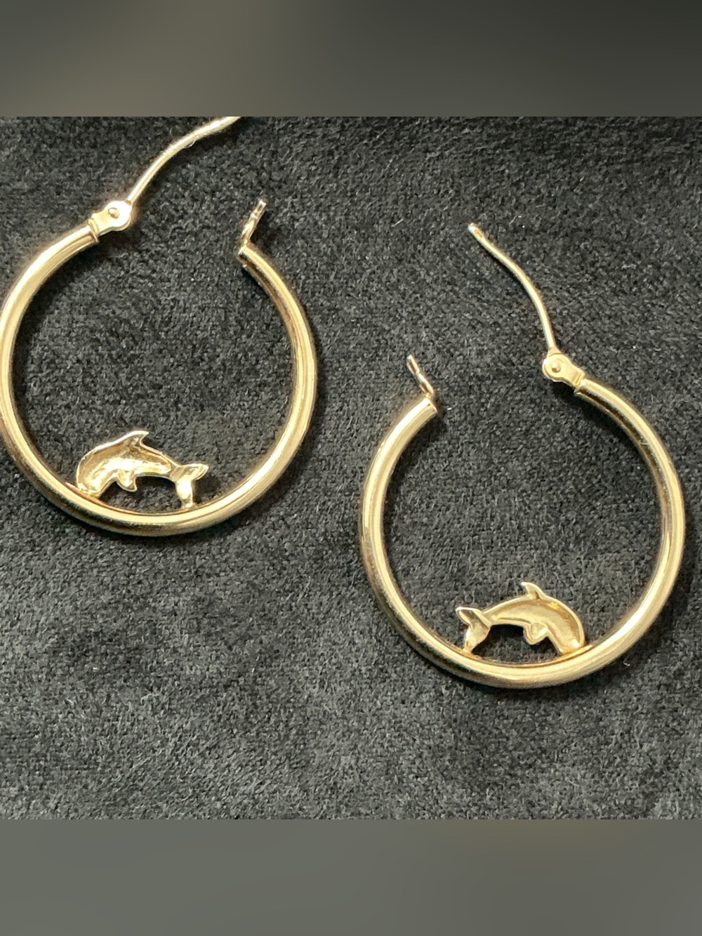 14K ORO Dolphin Hoop Earrings - Picture 5 of 9